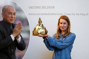 La designer de bijoux tchèque Viktorie Beldova et sa couronne pour le roi Norodom Sihamoni du Cambogde, le 12 décembre 2016. A gauche, le roi Norodom Sihamoni le 13 novembre 2016