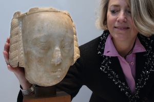 L'experte en art Haute époque Laurence Fligny et la tête qu'elle pense être celle de la reine Jeanne de Bourbon, le 5 décembre 2014