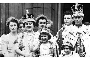  Le 12 mai 1937, après son couronnement, George VI se présente au balcon de Buckingham Palace, avec la reine Elisabeth et leurs enfants. De g. à dr., la future Elisabeth II et la princesse Margaret.