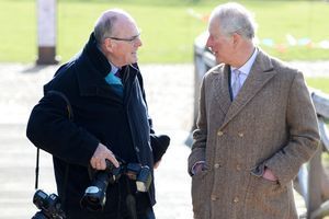 Le photographe du Sun, Arthur Edwards, et le prince Charles, en toute complicité, en mars 2018. 