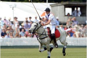 Avant le Royal Baby, le prince William joue au polo