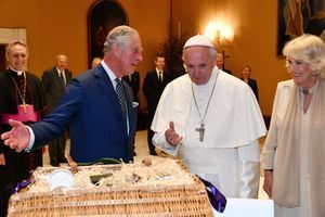Avec Camilla, Charles offre un panier garni au pape François