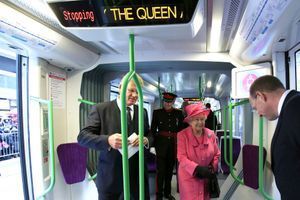 La Queen prend le tram à Birmingham