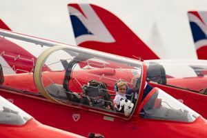 Le prince George à bord d’un avion de chasse Hawk sur la base de la RAF Fairford, le 8 juillet 2016 
