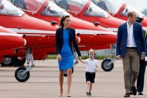 Baby George va voir des avions et des hélico avec Kate et William