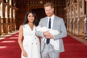 Meghan Markle et le prince Harry présentent leur fils le 8 mai 2019 au château de Windsor