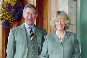 « En janvier dernier, le prince de Galles et Camilla Parker Bowles sortent ensemble de l’église de Birkhall, en Ecosse, où ils viennent d’assister à l’office dominical. Le 8 avril prochain, ils se marieront au château de Windsor. » - Paris Match n°2909, 17 février 2005.