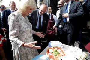 Camilla, les Napolitains lui offrent une pizza à son nom
