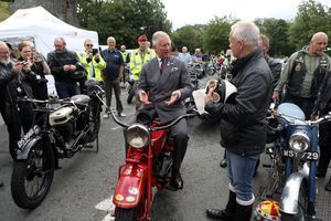 Le prince Charles au "Llandovery Motorbike Weekend" à Llandovery au Pays de Galles, le 8 juillet 2016