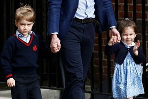 La princesse Charlotte et le prince George se rendant à la maternité pour rencontrer leur petit frère le 23 avril. 
