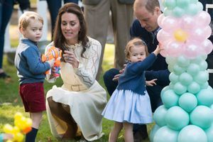 La princesse Charlotte fan de ballons de baudruche, avec son frère le prince George et ses parents Kate et William à Victoria, le 29 septembre 2016
