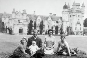 La reine Elizabeth II et le prince Philip avec les princes Charles et Andrew et la princesse Anne à Balmoral le 8 septembre 1960 