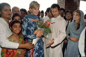 Diana à l'hôpital d'Imran Khan, avec lui et sa femme, Jemima, au Lahore en mai 1997.