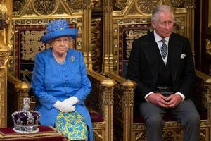 Elizabeth II a-t-elle ouvert le Parlement britannique avec un chapeau pro-Europe?