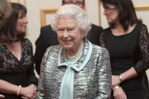 Elizabeth II, très souriante, en bleu "œuf-de-cane"