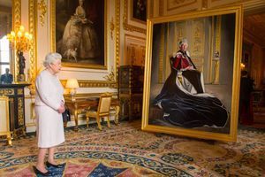La reine Elizabeth II devant son portrait par Henry Ward, au château de Windsor le 14 octobre 2016