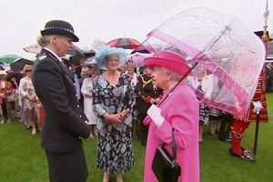 La reine Elizabeth II dans les jardins de Buckingham Palace, le 10 mai 2016