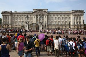 Des centaines de personnes attendent devant Buckingham Palace l'annonce de la naissance du Royal Baby.