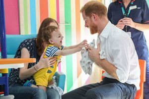 Harry sur les pas de Diana, lors d'une visite dans un hôpital pour enfants