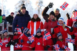 Kate enceinte, aux anges avec des enfants dans les neiges norvégiennes