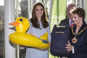 Kate s’est vue offrir une bouée-canard pour Baby George lors de sa dernière sortie officielle, le 18 janvier 2015
