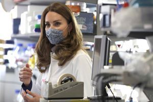 Kate Middleton en blouse blanche pour une visite dans des laboratoires