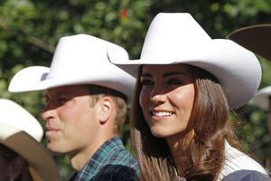 Le prince William et son épouse la duchesse de Cambridge, née Kate Middleton, au Calgary Stampede, au Canada en juillet 2011.