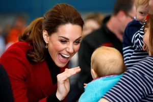 Kate Middleton, nouvelle tante gaga face à un bébé au Pays de Galles