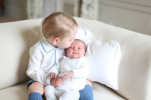 Le prince George et sa petite soeur la princesse Charlotte à Anmer Hall, le 6 juin 2015