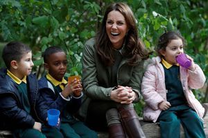 Kate née Middleton auprès des enfants à la Sayers Croft Forest School de Londres, le 2 octobre 2018.