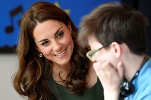 Kate Middleton souriante avec les enfants pour l'inauguration d'une école 