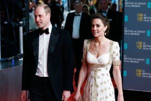 Kate sublime en Alexander McQueen au bras du prince William pour les Bafta