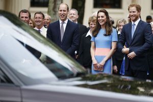 Kate, William et Harry pique-niquent avec les sujets de la reine 