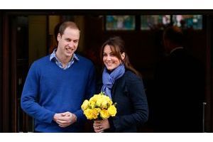  Kate et William quittent l’hôpital King Edward VII, le 6 décembre. La duchesse porte un bouquet de roses jaunes offert par le personnel.