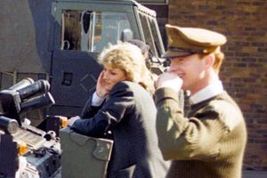 La princesse Diana et James Hewitt en photo ensemble. Ils regardent le prince Harry jouant lors d'une visite d'une base militaire, en 1988. 