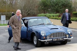 Le prince Charles conduit son Aston Martin DB6 depuis plus de 50 ans.