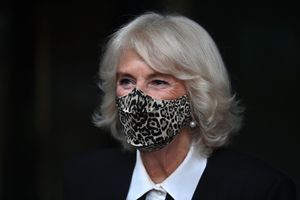 Camilla ultra-tendance avec son masque à imprimé léopard