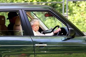 La reine Elizabeth au volant, à Windsor en mai 2014. 