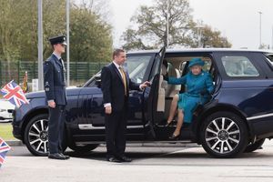 La reine Elizabeth sort de sa voiture à Wolverhampton, le 30 octobre 2014 