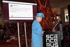 La reine Elizabeth envoie son premier tweet 