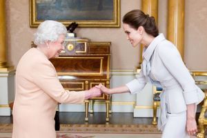 La reine Elizabeth l’appelle Dame Angelina Jolie