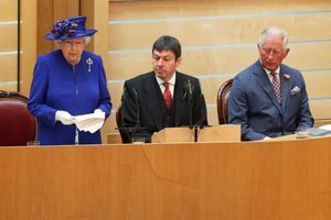 Elizabeth II au Parlement écossais dans un look aux couleurs de l’Europe 