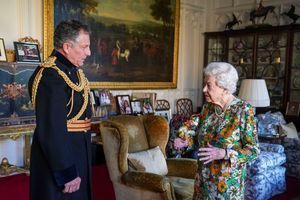 Le chef d'Etat major britannique Nick Carter et la reine Elizabeth II.