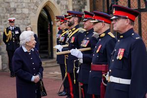 Elizabeth II, de retour à Windsor, y accueille des militaires canadiens