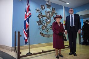 Elizabeth II en visite surprise auprès des espions du MI5