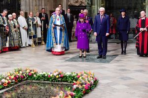 Elizabeth II entourée de la famille royale à l’abbaye de Westminster