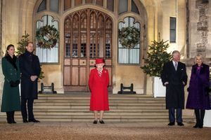 Elizabeth II entourée de la famille royale, pour la première fois depuis mars