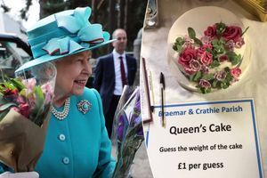Elizabeth II fait deviner le poids de son gâteau-chapeau à une vente de charité