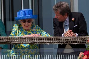 Elizabeth II garde le sourire au Derby d’Epsom malgré sa déception