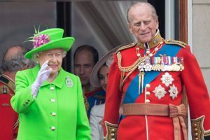 La reine Elizabeth II ouvre son dressing